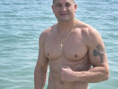 Sunt un barbat de 48 de ani, din Bucuresti, divortat, singur