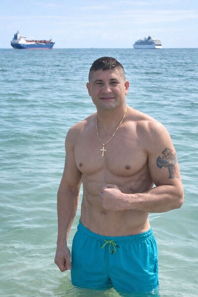 Sunt un barbat de 48 de ani, din Bucuresti, divortat, singur,