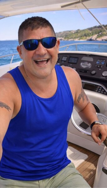 Sunt un barbat de 48 de ani, din Bucuresti, divortat, singur,