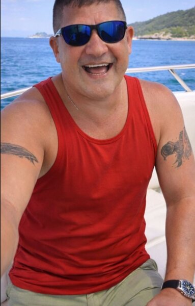 Sunt un barbat de 48 de ani, din Bucuresti, divortat, singur,