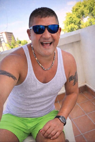 Buna! Ma numesc Cristian, am 48 de ani, sunt din Bucuresti, am 1,90 m